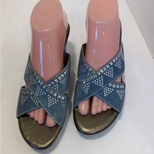 Naturalizer women’s Sz 9 blue suede studded embellished open toe slip on sandals